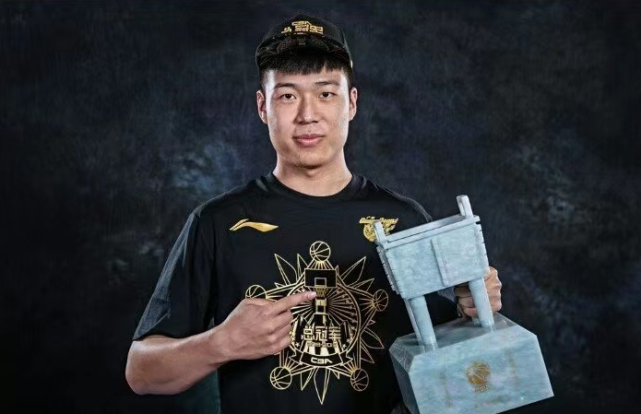 九游网站入口官网-今晚体能课后，广东宏远官宣签约备战德甲，球迷炸锅，医务组通报恢复(球迷测试德甲)